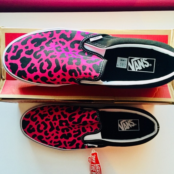 NWT Vans classic slip ons - Picture 2 of 4